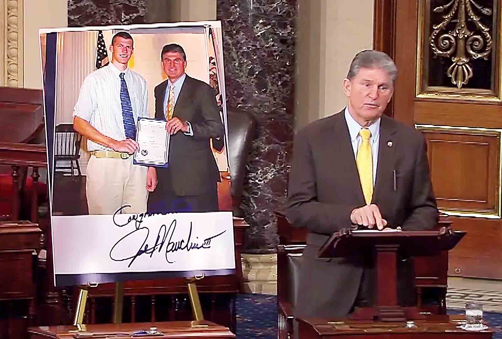Manchin tells Parkersburg family’s story while addressing W.Va.’s